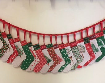 Traditioneller rot-grüner Strumpf-Adventskalender