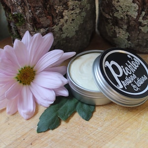 Bálsamo de manos vegano / Semillas de chía / Té verde / Hojas de palo de rosa / Babasú / Mango / Onagra / Bardana / Milenrama / Melisa / Palmarosa