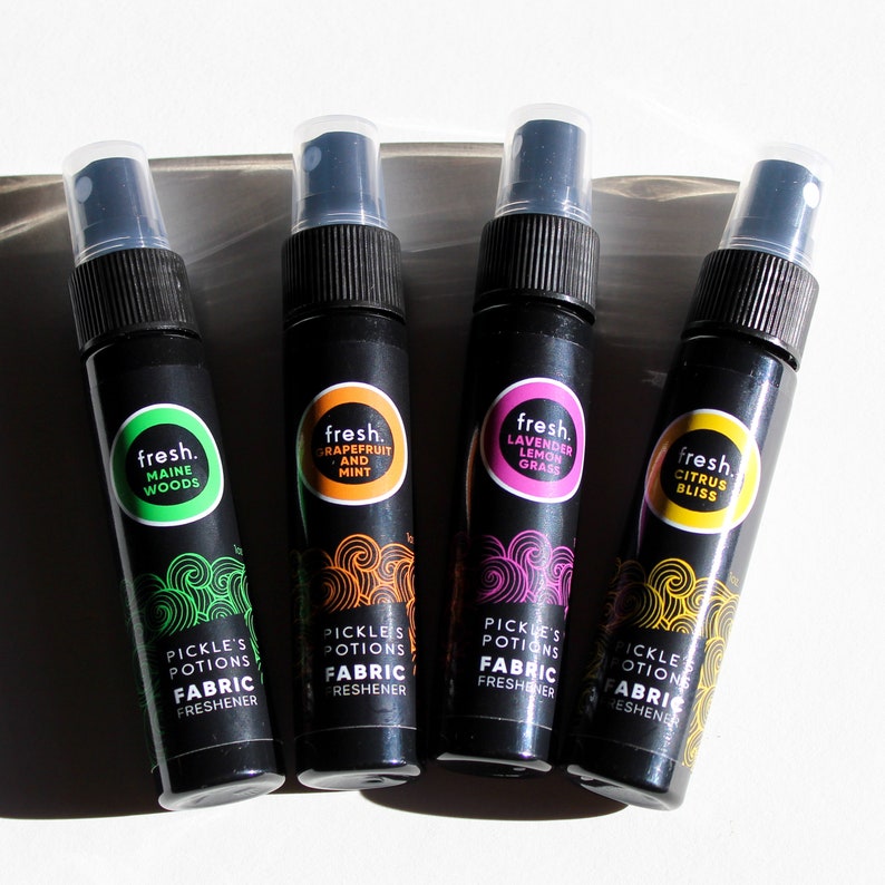 Puede incluir: Cinco peque&ntilde;os frascos de spray negros con etiquetas de colores. Cada frasco tiene un aroma diferente: Bosques de Maine, Pomelo y Menta, Lavanda Hierba Lim&oacute;n, Citrus Bliss. Los frascos est&aacute;n etiquetados con "Pickle's Potions Fabric Freshener".