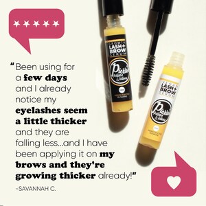 K&ouml;nnte beinhalten: Zwei Flaschen Wimpern- und Augenbrauenserum mit schwarzen Kappen und gelben Etiketten. Auf den Etiketten steht "Growth Lash + Brow Serum" und "Vegan Lash + Brow Serum". Neben den Flaschen befindet sich eine Mascarab&uuml;rste. Der Text im Bild lautet "eyelashes seem a little thicker".