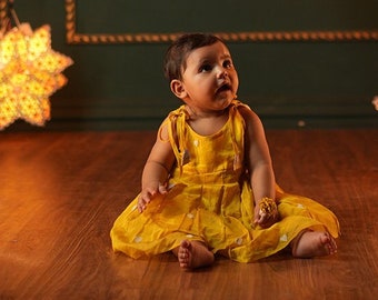 Robe plissée jaune sans manches pour bébé en coton et soie tissés à la main avec lien | Tenue Annaprashan | Robe traditionnelle pour bébé fille Vishu et Onam