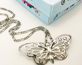 Collar vintage con colgante de mariposa en plata de ley 925 y cadena.