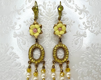 Pendientes vintage de flores amarillas Cristal Swarovksi, Perlas de semillas de agua dulce y rosas de porcelana / WildVetiver