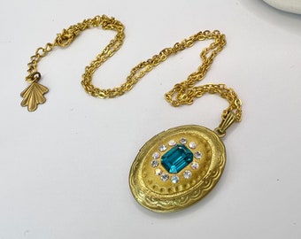 collier médaillon ovale vintage, cristal Swarovski autrichien, breloque pendentif en laiton doré de l'ère victorienne bleu sarcelle WildVetiver