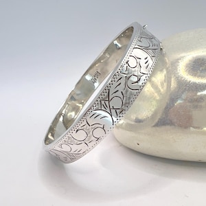 Brazalete vintage de plata de ley 925, brazalete con sello distintivo de plata antigua con flores y volutas grabadas, joyería vintage WildVetiver