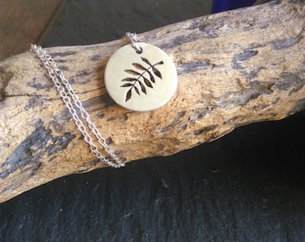 Halsband med silverrönnblad