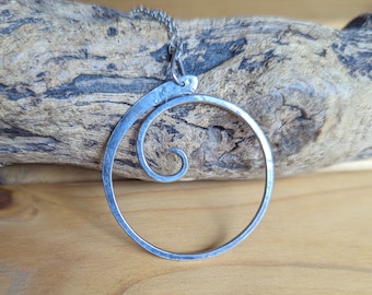 Collar de plata en espiral