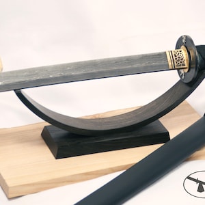 De katana-standaard van moeraseikenhout. De houten zwaardhouder. Een verzamelbare tanto-standaard.