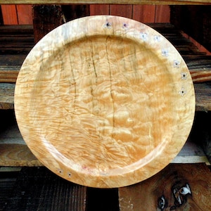 Delicate bloemen ingelegd op de rand van Fantastic Maple burl houten plaat, handgemaakt kunstwerk van prachtige Moeder natuur gegeven burlwood