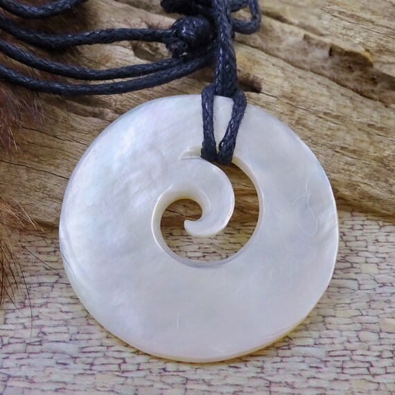 Collier Pendentif Maori En Os - Sculpté Main - Longueur 84 Cm - Neuf Avec étiquettes