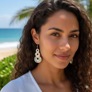 Pendientes maoríes Pikorua Twist, joyería de concha de paua tallada a mano y hueso reciclado, amuleto tribal de infinito, estilo bohemio playero, pendientes artesanales colgantes.