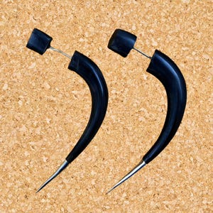 Boucles d&#39;oreilles faux calibres serres de dragon 2,75 pouces corne noire embouts argent faux calibres cadeau pour elle (EAR_9)