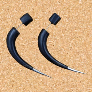 Boucles d&#39;oreilles faux calibres serres de dragon 2,75 pouces, bois noir, embouts argentés, faux calibres, cadeau pour elle (EAR_10)