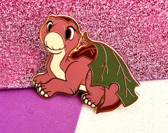 Pin de esmalte kawaii de dinosaurio Littlefoot de los años 80 y 90 con diseño de estrella de árbol y núcleo de nostalgia infantil