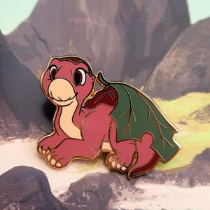 Pin de esmalte kawaii de dinosaurio Littlefoot de los años 80 y 90 con diseño de estrella de árbol y núcleo de nostalgia infantil