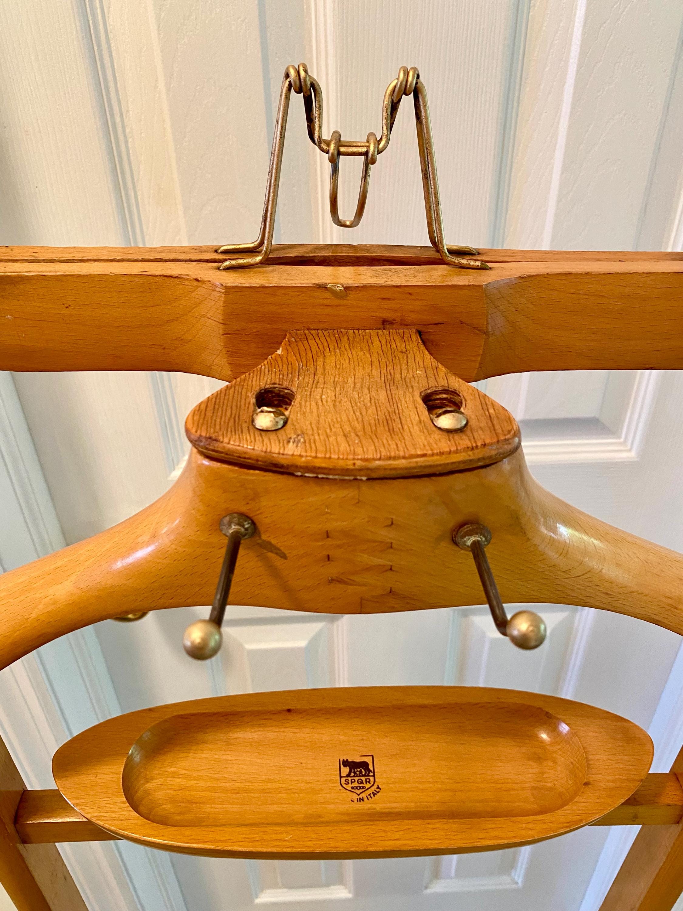 【セール中】1950-1960年代ヴィンテージロマンチックイタリアン木板セット Vintage 1960s Italian Wood Valet Stand: Rolling Suit Hanger With