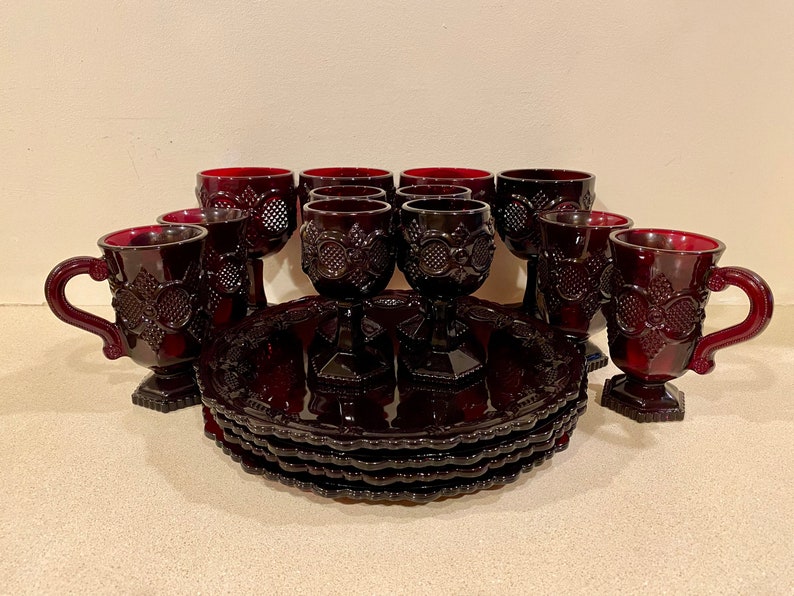 Vintage Avon Cape Cod Ruby Red 1876 Dinnerware China Set 16 pcs. bild 6