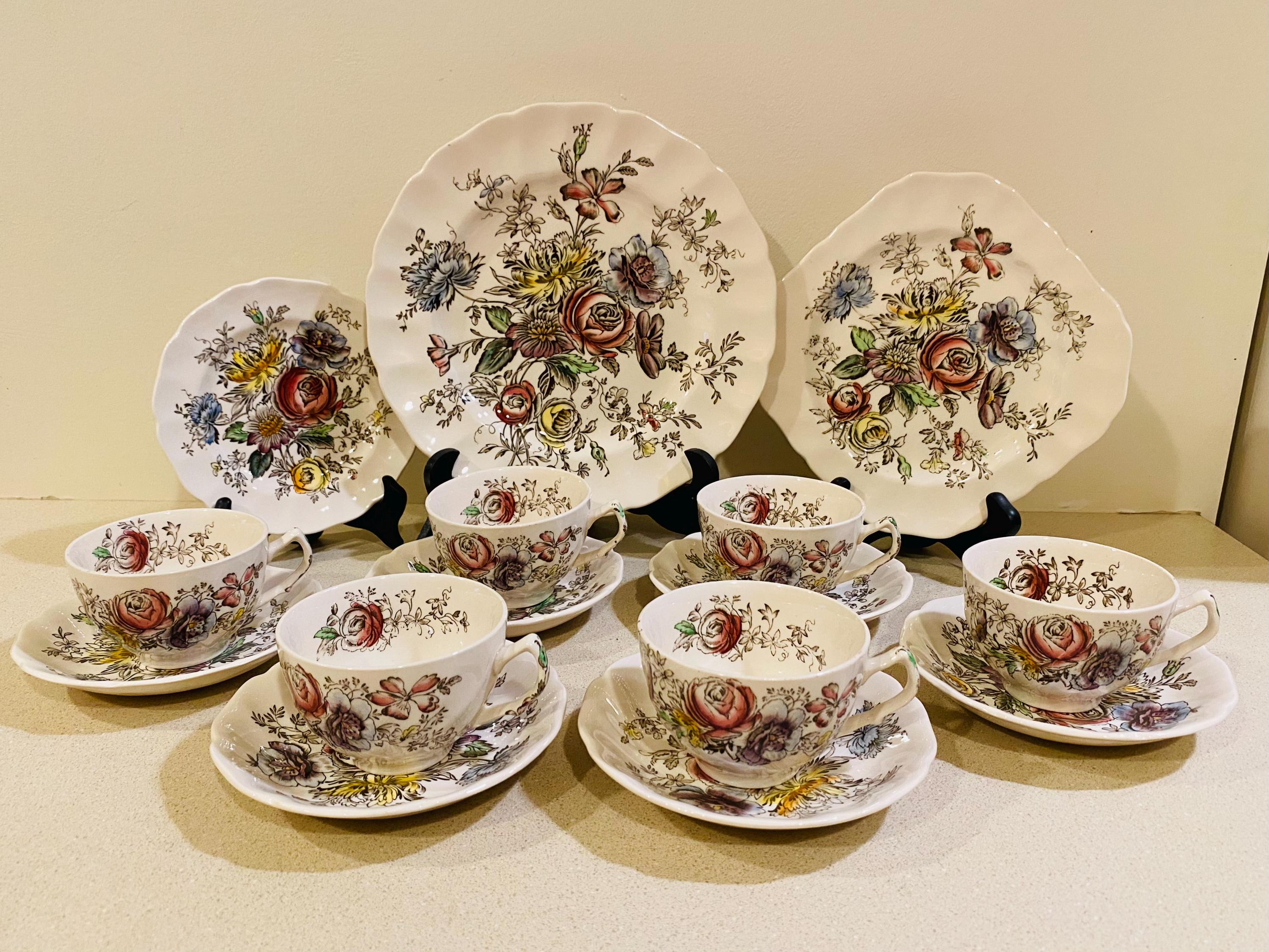 Vintage Johnson Bros Sheraton Dinnerware Set: 30-piece Floral