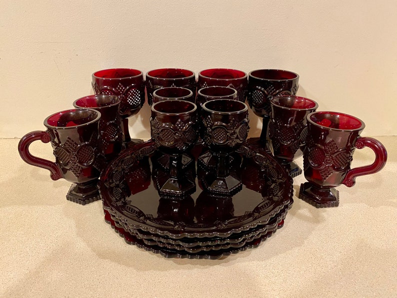 Vintage Avon Cape Cod Ruby Red 1876 Dinnerware China Set 16 pcs. bild 1