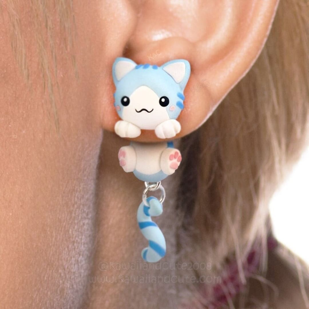 Boucles d'oreilles chat kawaii doré et pompon bleu clair - Voisinelove-creas