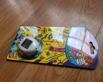 Tamagotchi 1996 白キーホルダー付き3点 Tamagotchi 1996 白