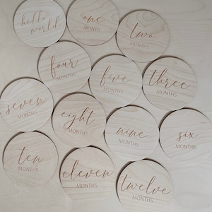 Baby Milestone Discs, Wooden Milestone Discs, 12 disques d’un mois à douze mois. PLUS un disque 'hello world'