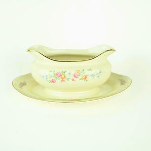 Vintage Homer Laughlin Eggshell Nautilus Ferndale Gravy Boat with attached Underplate