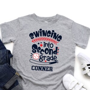 Columpiándose en segundo grado, camisa para niños de 2º grado, camisa de regreso a la escuela para niños, camisa para el primer día de escuela, camisa para el primer día de segundo grado