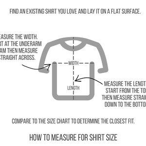 K&ouml;nnte beinhalten: Diagramm, das zeigt, wie man die Breite und L&auml;nge eines Shirts misst. Das Diagramm zeigt ein Shirt, das flach auf einer Oberfl&auml;che liegt, mit Linien, die angeben, wo man messen soll. Der Text lautet: "Finden Sie ein Shirt, das Sie lieben, und legen Sie es auf eine ebene Fl&auml;che. Messen Sie die Breite. Beginnen Sie an der Achselnaht und messen Sie dann geradeaus. Messen Sie die L&auml;nge. Beginnen Sie oben und messen Sie dann geradeaus nach unten. Vergleichen Sie mit der Gr&ouml;&szlig;entabelle, um die am besten passende Gr&ouml;&szlig;e zu ermitteln. So messen Sie die Gr&ouml;&szlig;e eines Shirts."