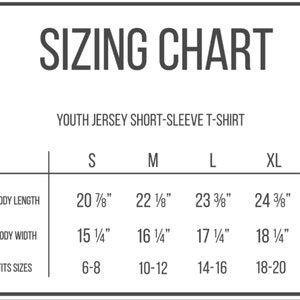K&ouml;nnte beinhalten: Gr&ouml;&szlig;entabelle f&uuml;r Kurzarm-T-Shirts aus Jersey f&uuml;r Kinder. Die Tabelle zeigt die K&ouml;rperl&auml;ngen- und -breitenma&szlig;e in Zoll f&uuml;r die Gr&ouml;&szlig;en S, M, L und XL. Au&szlig;erdem werden die entsprechenden Kindergr&ouml;&szlig;en f&uuml;r jede Gr&ouml;&szlig;e angegeben.