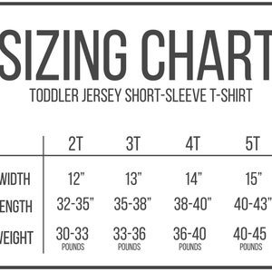 K&ouml;nnte beinhalten: Gr&ouml;&szlig;entabelle f&uuml;r kurz&auml;rmelige T-Shirts aus Jersey f&uuml;r Kleinkinder. Die Tabelle zeigt die Ma&szlig;e f&uuml;r Breite, L&auml;nge und Gewicht in Zoll und Pfund f&uuml;r die Gr&ouml;&szlig;en 2T, 3T, 4T und 5T.
