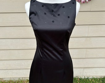 Petite robe noire, LBD des années 90, détails de broderie, double fente latérale sur la cuisse