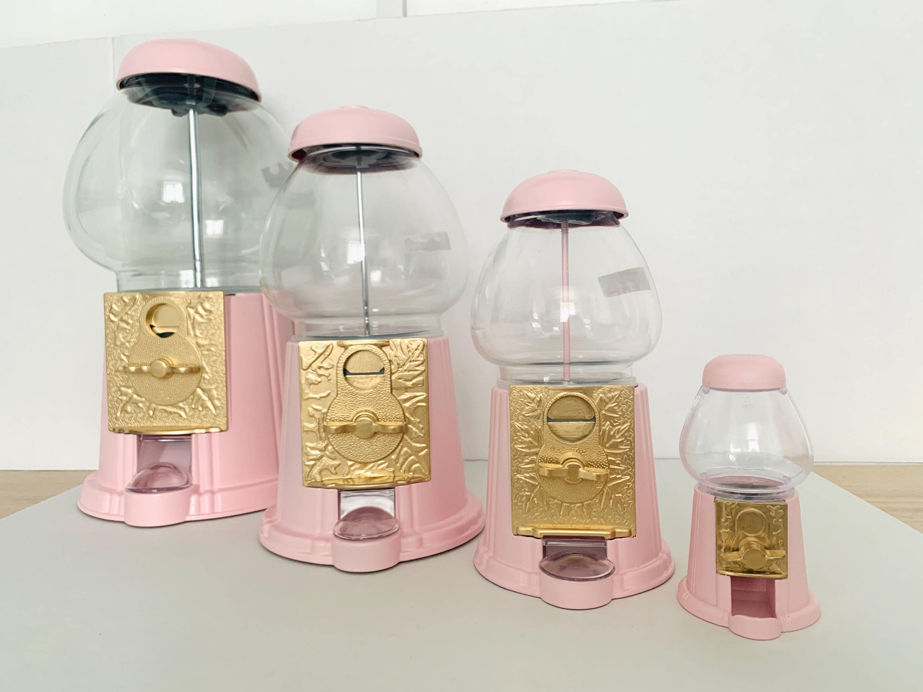 ピンクのガムボールマシン：金属製キャンディディスペンサー、機能的な 