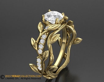 Puede incluir: Un anillo de oro con una gran piedra preciosa redonda y transparente engastada en un diseño floral. El anillo está acentuado con piedras preciosas más pequeñas y transparentes engastadas en una fila a lo largo de la banda.