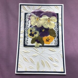 Carte de voeux pensée, vraies pensées pressées, carte d'anniversaire, carte d'anniversaire, carte violette, carte de Pâques, carte d'encouragement, carte de fête des mères