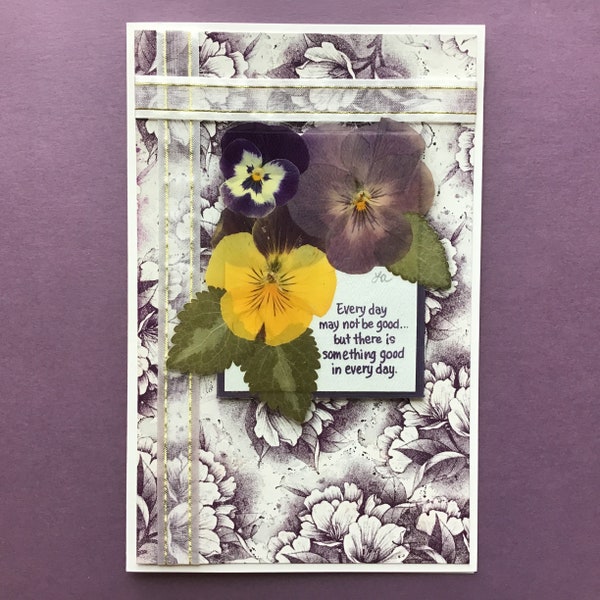 Carte de vœux d'encouragement Pansy, véritables pensées pressées ornées d'estampage à la main et joli ruban, marque-page GRATUIT PANSY avec achat.