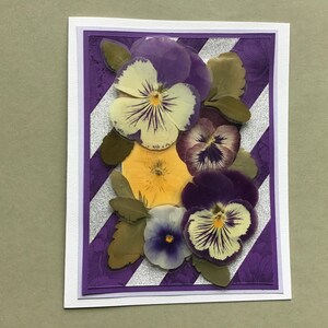 Carte de voeux vierge Pensée, vraies pensées pressées, carte d'anniversaire Pensée, carte de correspondance, fleurs séchées, cartes-cadeaux, UN SIGNET GRATUIT avec achat.