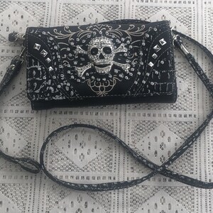Bolso de hombro/cartera/cartera de origen occidental con tachuelas de calavera de azúcar, nuevo, correa larga de hombro de cuero vegano negro, excelente estado.