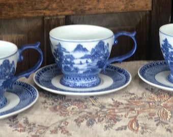 Tazas de té con platillos de porcelana azul y blanca con diseño chinoiserie "Four Mountains" de Bombay Company (juego de 3).