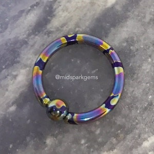 MIDNIGHT OIL SLICK (8g, 10g oder 12g) - Massiver Titan-Captive Bead Ring - eloxiert mit Regenbogen Oil Slick Piebald Muster - Astm F136
