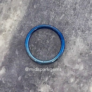 Anillo de segmento con bisagras ARCTIC BLUE con clicker de titanio ASTM F136, anillo para tabique nasal, 16 g, 18 g, 14 g, 12 g, anodizado, azul hielo, acero oscuro, degradado azul