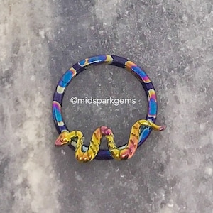 Pequeña serpiente dorada - 14 g o 16 g - Anillo de segmento con bisagra de titanio con clicker ASTM F136 anodizado arcoíris, acabado en aceite de medianoche - para anillo de tabique