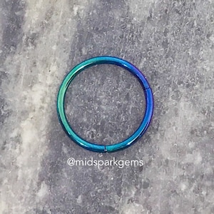 OCEAN BLUE Anel de segmento articulado Titanium Clicker ASTM F136 Anel de septo Conch Hoop - 16g 18g 14g 12g - Gradiente roxo verde azul anodizado