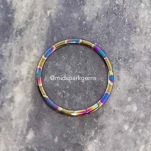 Anillo con segmento articulado con cierre de clic de bronce aceitoso - Titanio anodizado ASTM F136 - Elija su tamaño 16 g 18 g 14 g 12 g Anillo para tabique o aro
