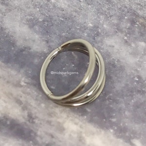 Elija entre 20 colores - Anillo de segmento con bisagra de abanico de triple pila de titanio con clic - Pendiente de aro de hélice con anillo de tabique ASTM F136 - 14G, 16G o 18G