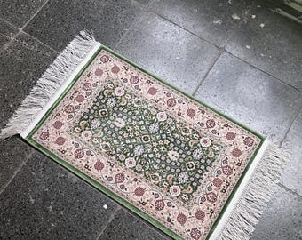 Green Oriental Floral Bamboo Silk Rug – Fringed Accent Prayer Mat