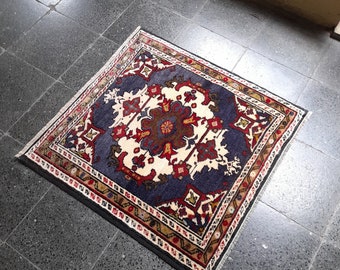 Small Vintage Wool Rug: Handknotted Turkish Mat (2'6"x2'7")
