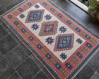 Alfombra Oushak vintage de 4x6: Alfombra turca de lana con diseño de medallón.