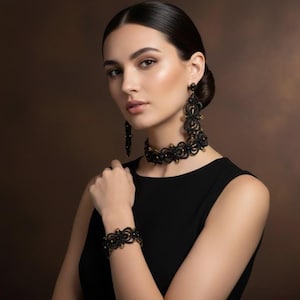 Conjunto de gargantilla y pendientes de encaje de frivolité • Joyería gótica de cristal rubí • Arte para vestir de romance oscuro