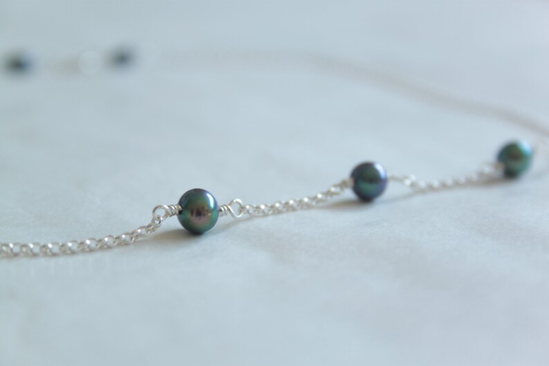 Peacock green pearl choker necklace